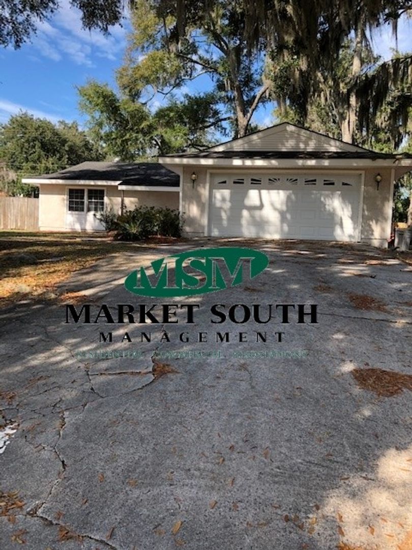 Savannah House: 306 Sandy Springs Road