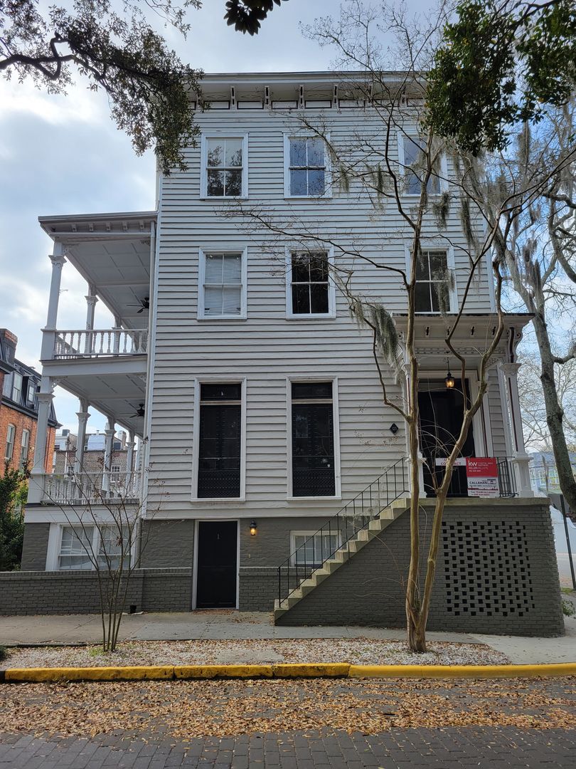 Savannah House: 123 W. Charlton Street #1