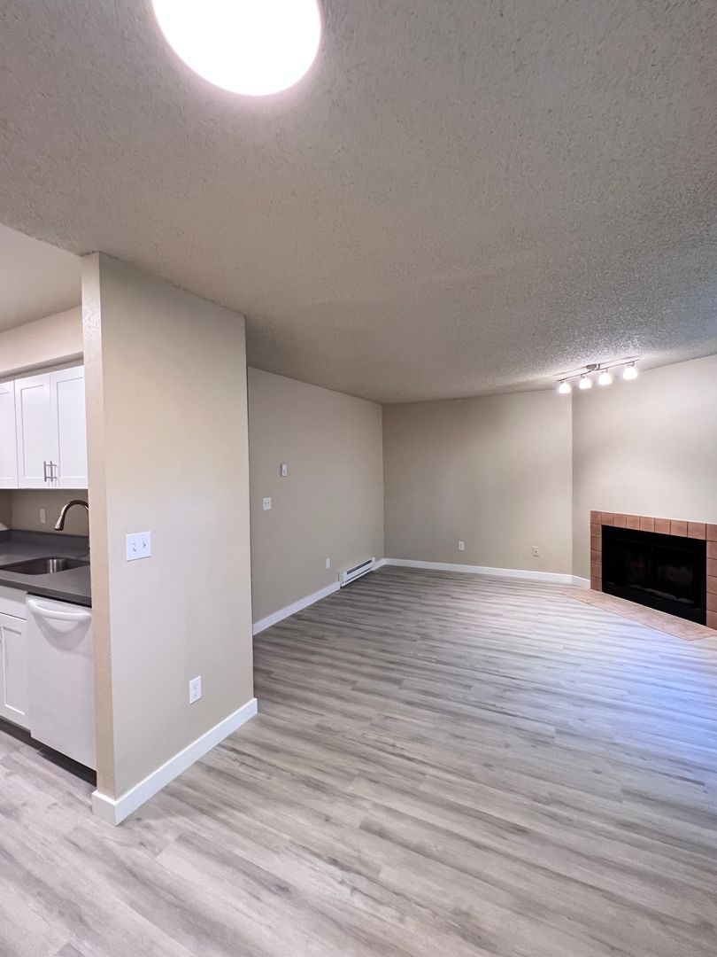 Seattle Apartment: 10522 Lake City Way NE