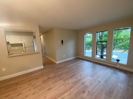 Nice 3 Bedroom - New Floors - New Washer / Dryer - Reserved Off-Street Parking – photo 1