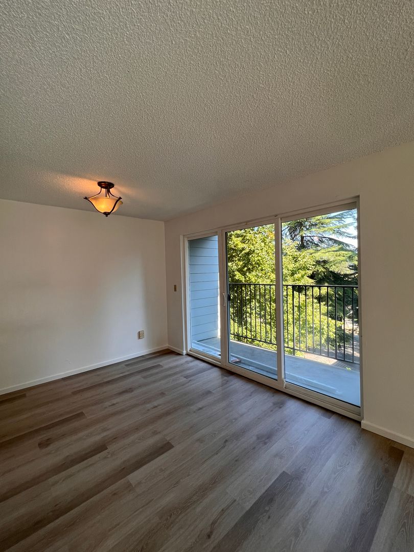 Seattle Apartment: 10522 Lake City Way NE