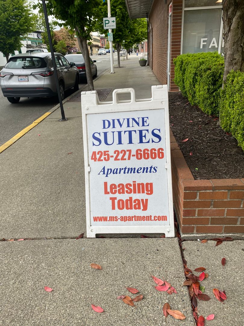 Renton Apartment: 334 Wells Ave South