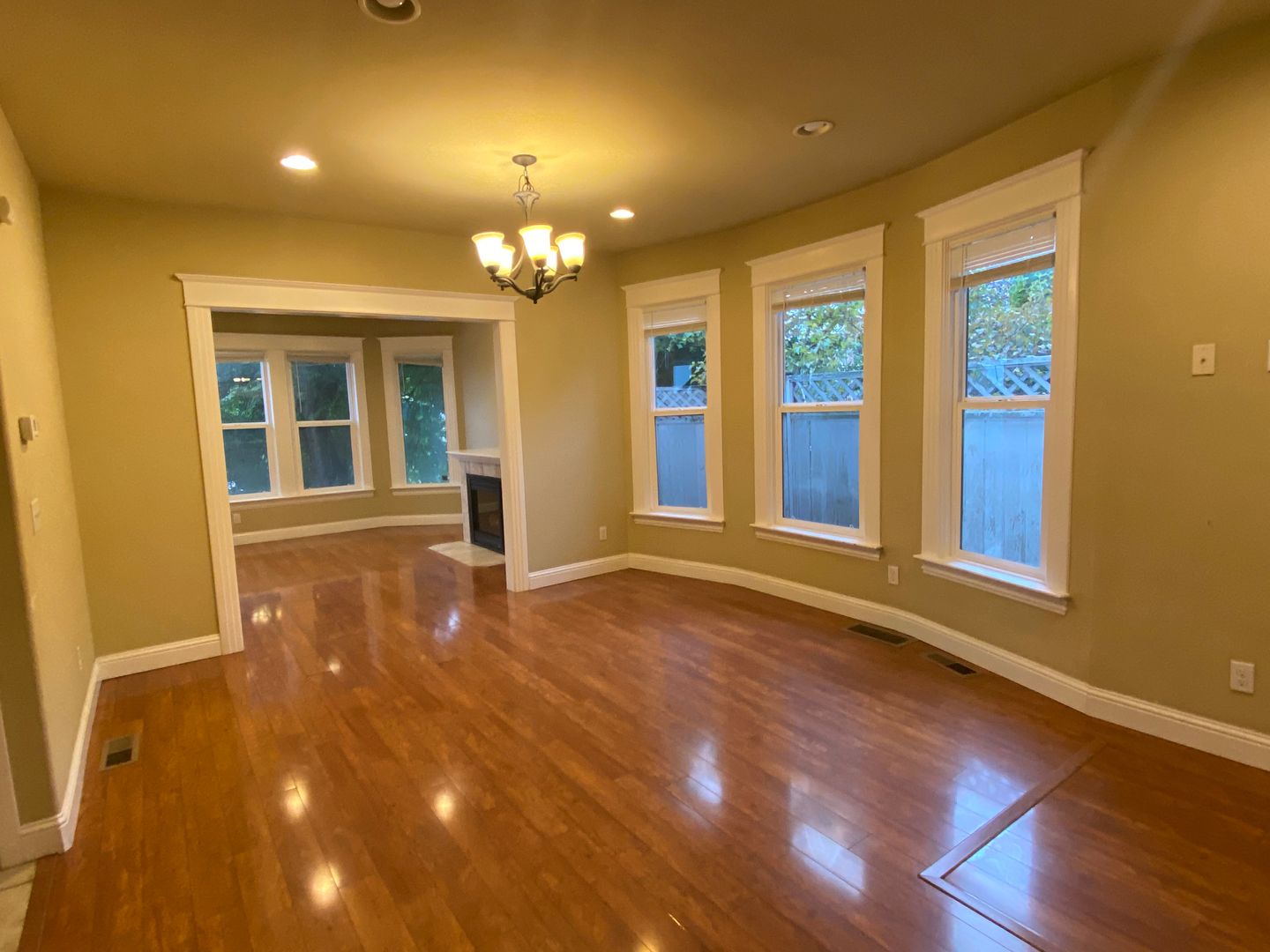 Seattle Apartment: 2060-2062 14th Ave W