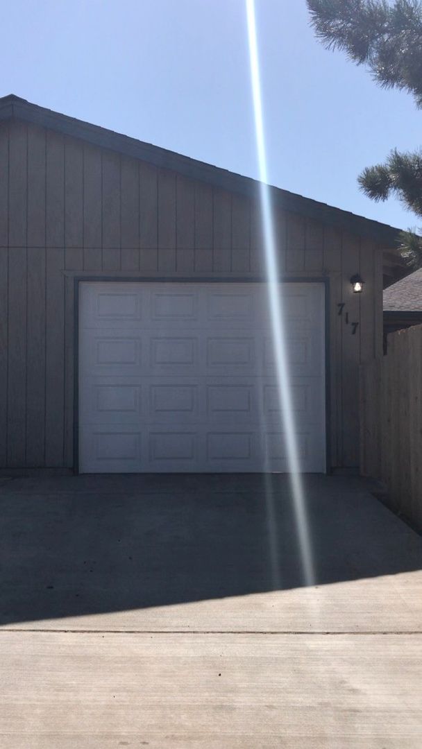 Bend Apartment: 717-719 SE Centennial St