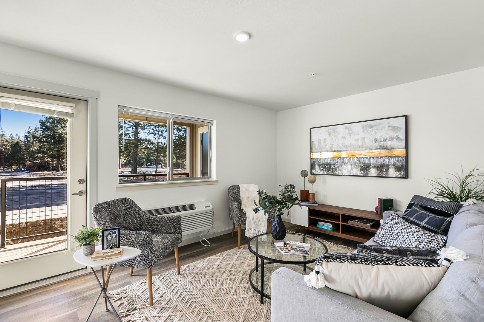 Sisters Apartment: 930 W. Felicity Ln