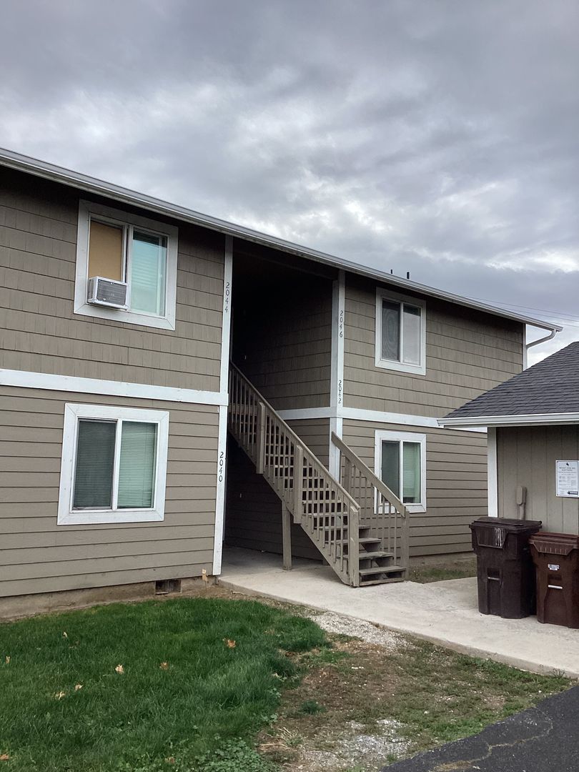 Prineville Apartment: 2046, 2044, 2042, 2040 NE Elk St