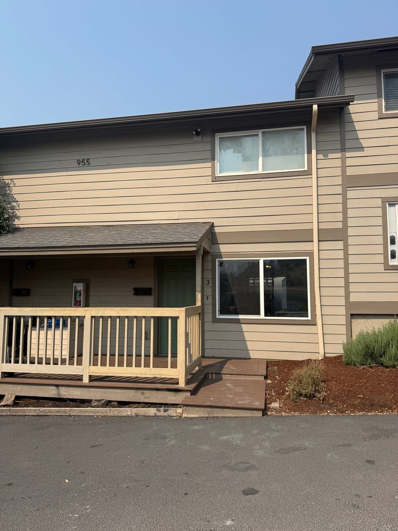Prineville Apartment: 955 NE Elm St