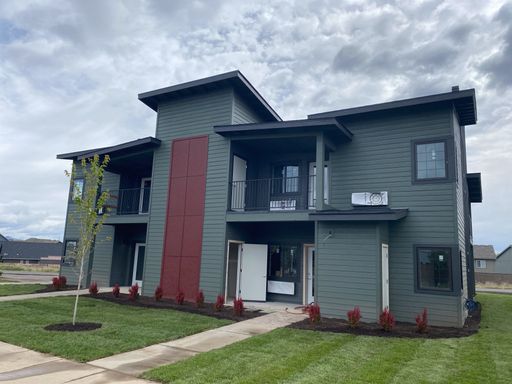 Newer Apartments in Redmond! – photo 1