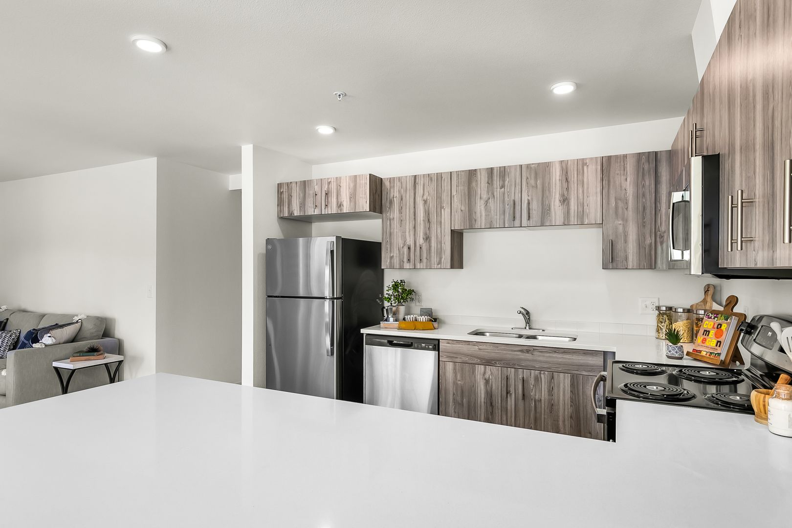 Sisters Apartment: 930 W. Felicity Ln