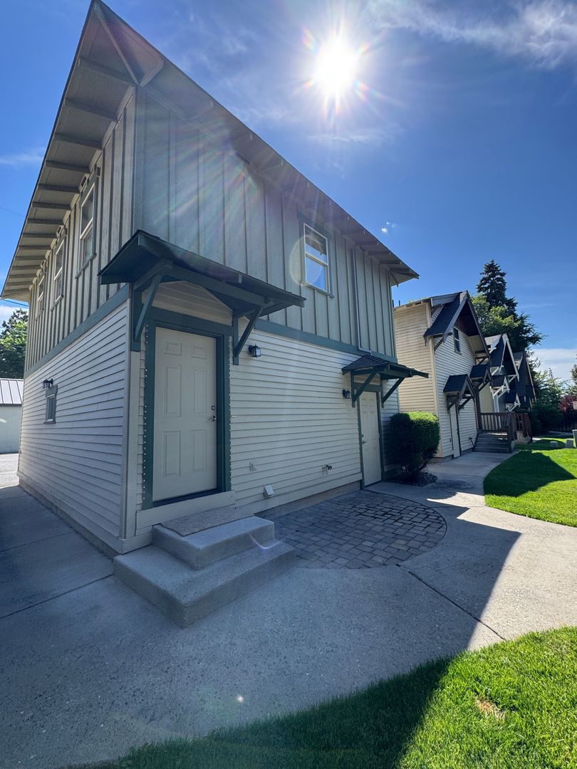 Bend Apartment: 437 NE Irving