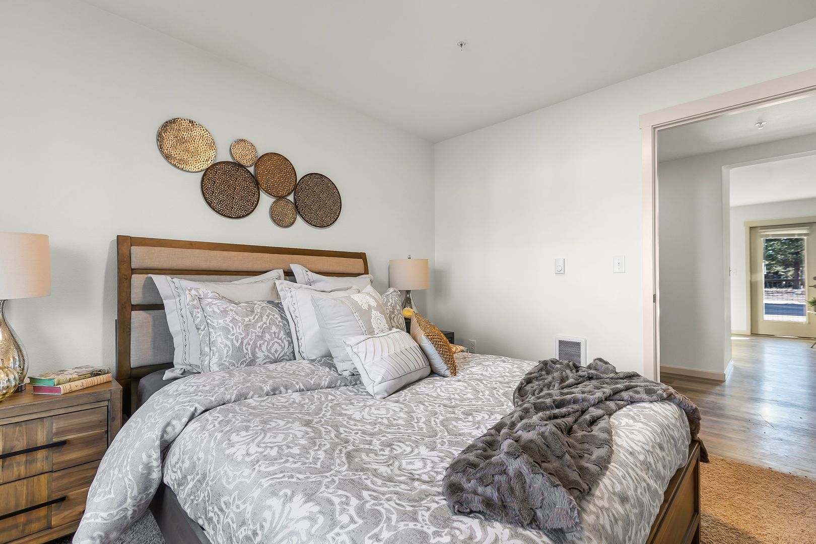 Sisters Apartment: 930 W. Felicity Ln