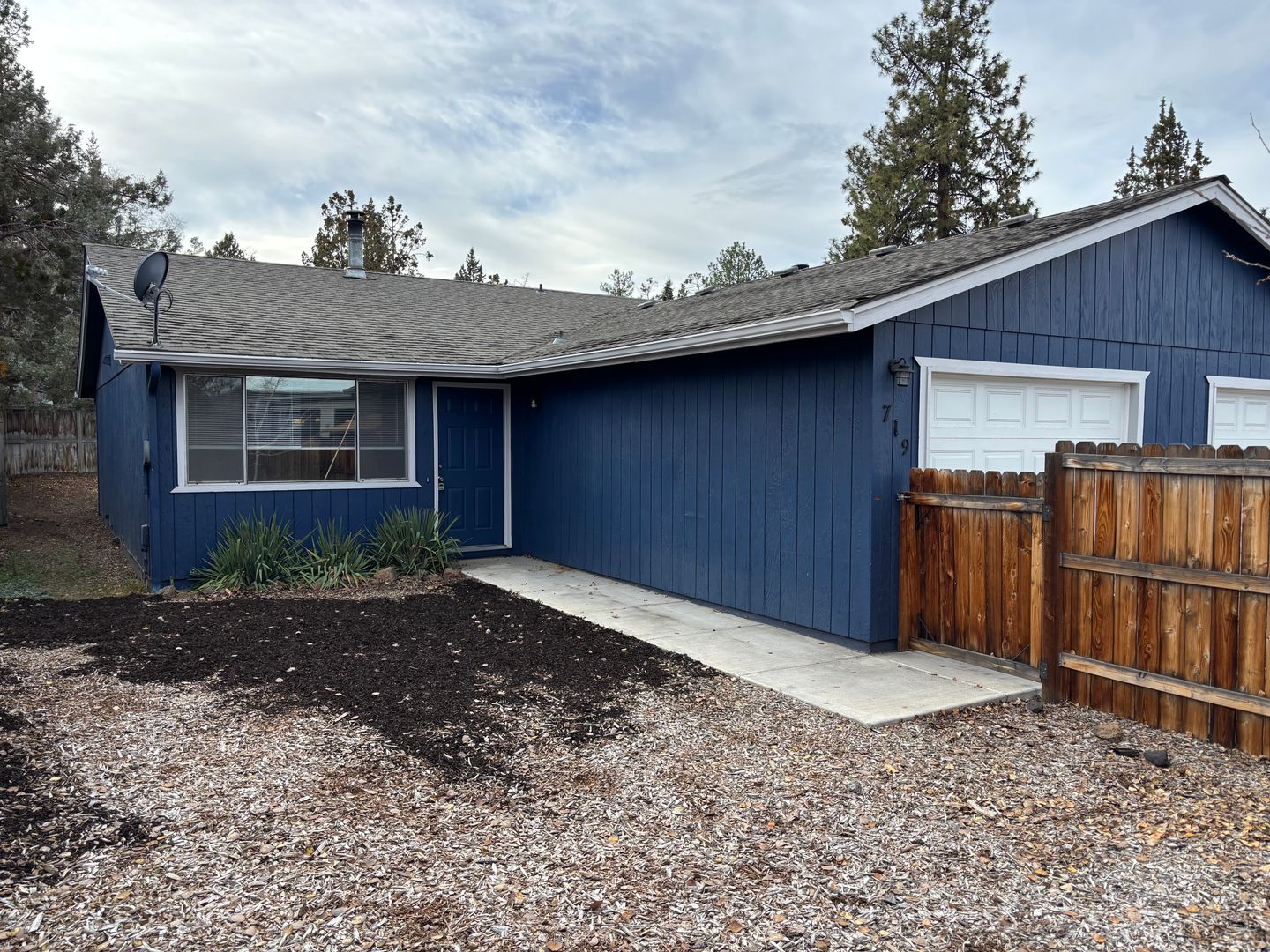 Bend Multiplex: 717-719 SE Centennial St