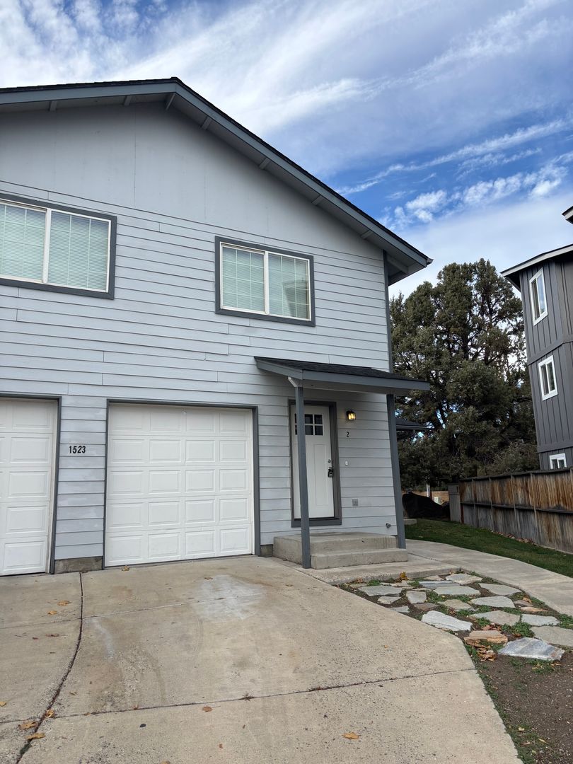 Bend Apartment: 1523 NE Frank McClean Ct