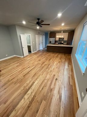 Excellent Woodlawn/Hyde Park location! Steps to UC medical and law school – photo 1
