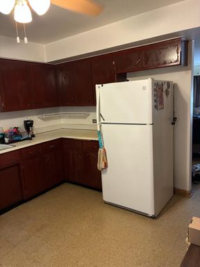Spacious 2 Bedroom Apartment in a Quiet Building – Available Soon! This is a Garden Level APT! – photo 1