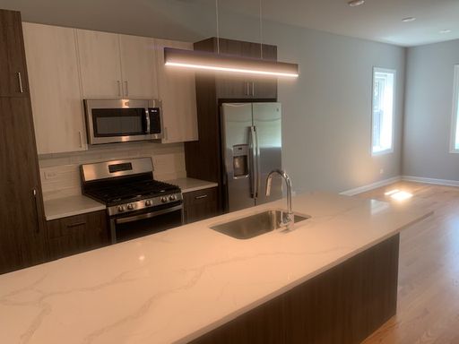 High end, condo quality duplex apartment in excellent Woodlawn/Hyde Park location! – photo 1