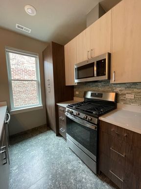 Excellent Woodlawn/Hyde Park location! Steps to UC medical and law school – photo 1