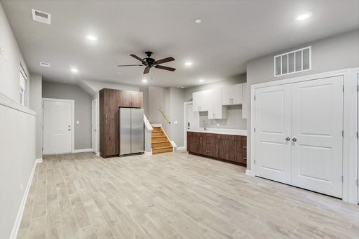 Condo Quality - Excellent Woodlawn/Hyde Park location! Closet to UC medical and law school – photo 1