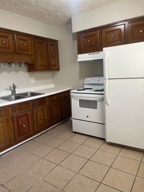 Camelot Apartments | One Bed | One Bath – photo 1