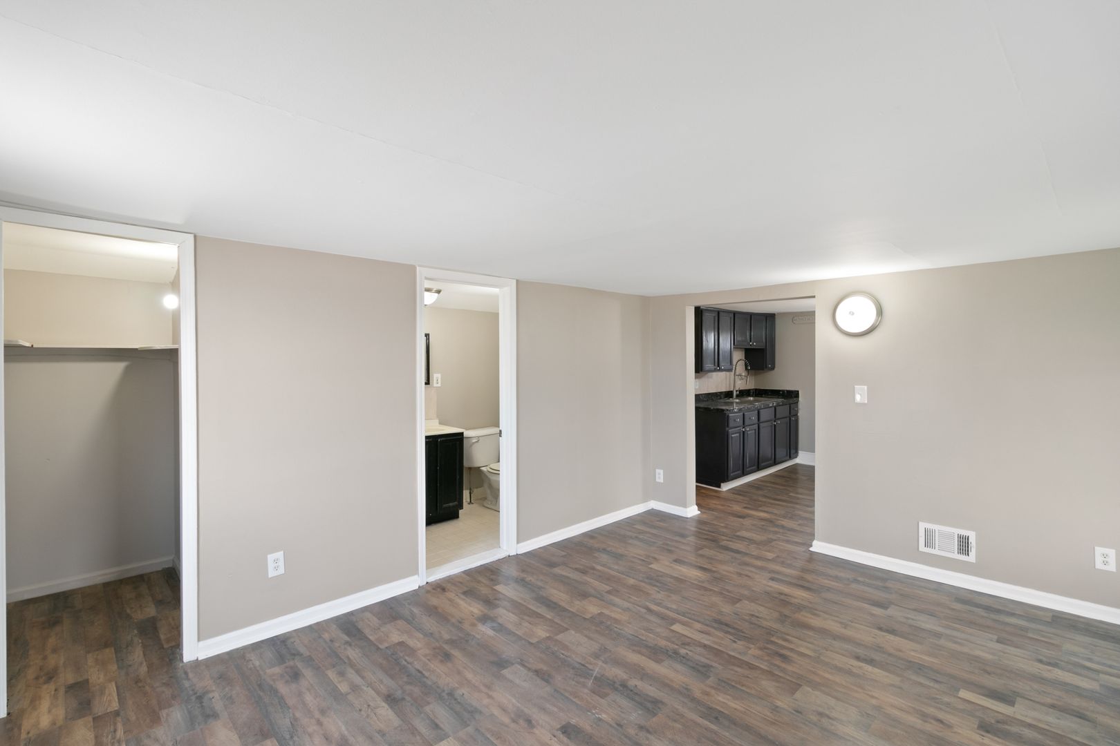 Redford Charter Twp Apartment: 24311 Plymouth Rd