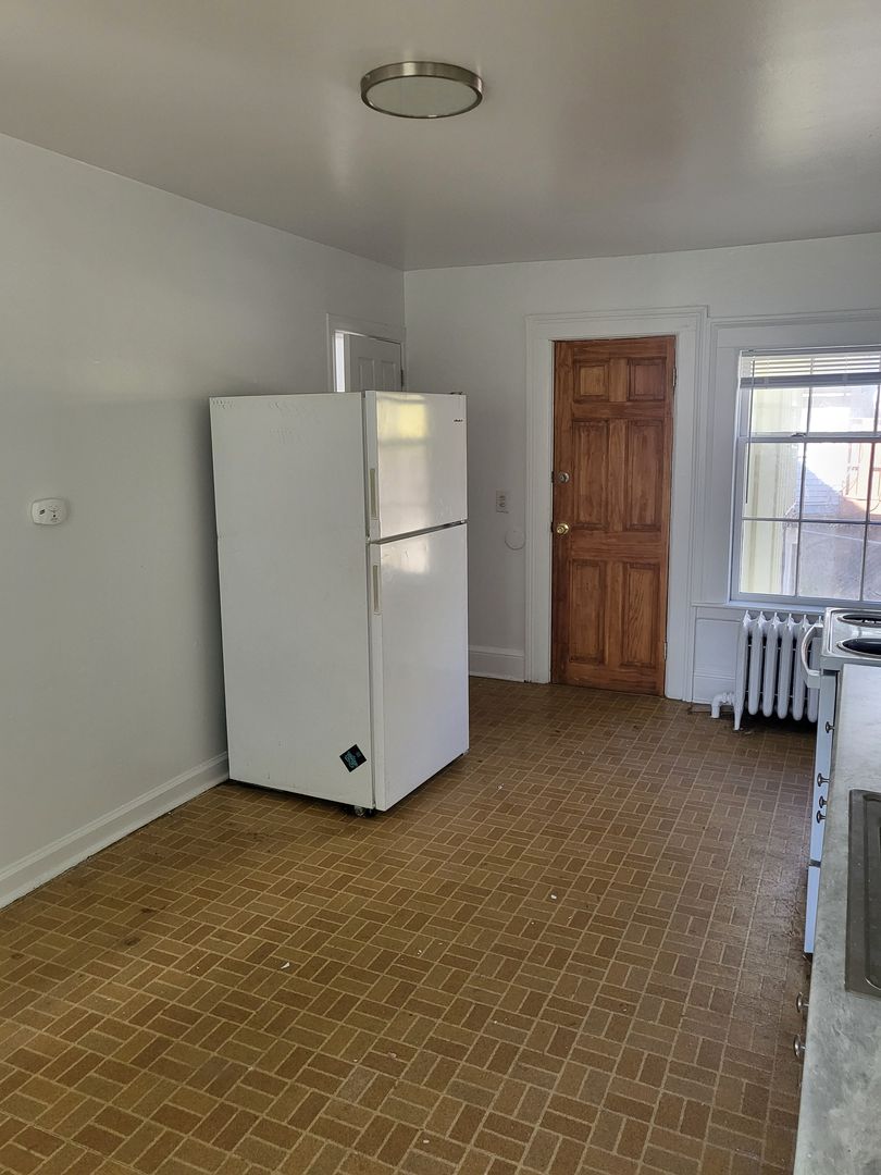 Ypsilanti Apartment: 118 College Pl