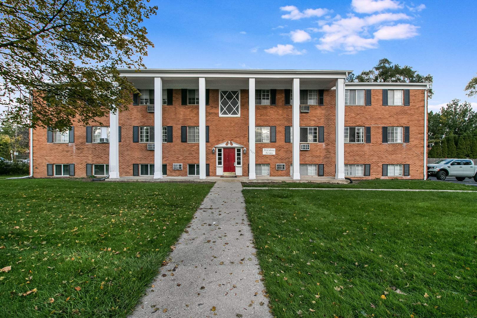 Lansing Apartment: 3225-3227 Holiday Dr