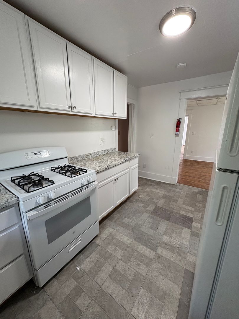 Ypsilanti Apartment: 119 College Pl