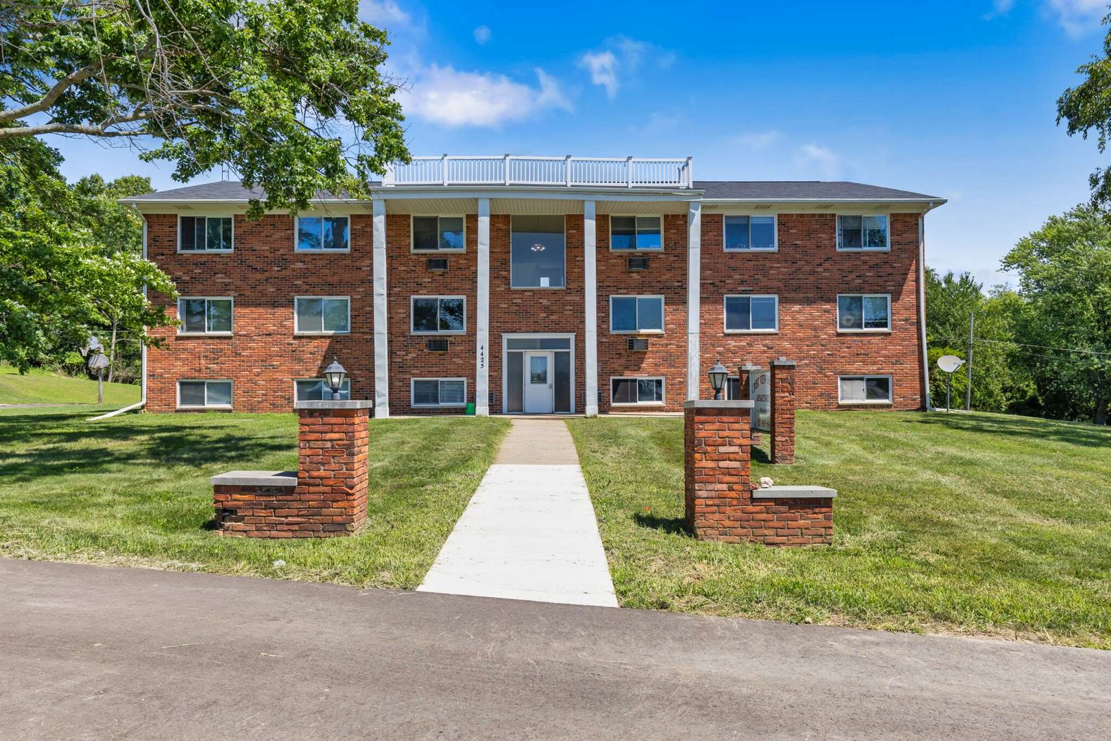 Leslie Apartment: 4415, 4425 Hull Road
