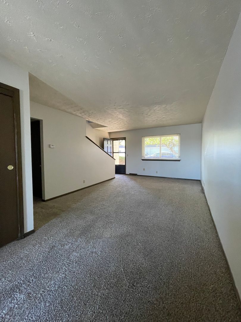 Omaha Apartment: 7323 Ames Circle