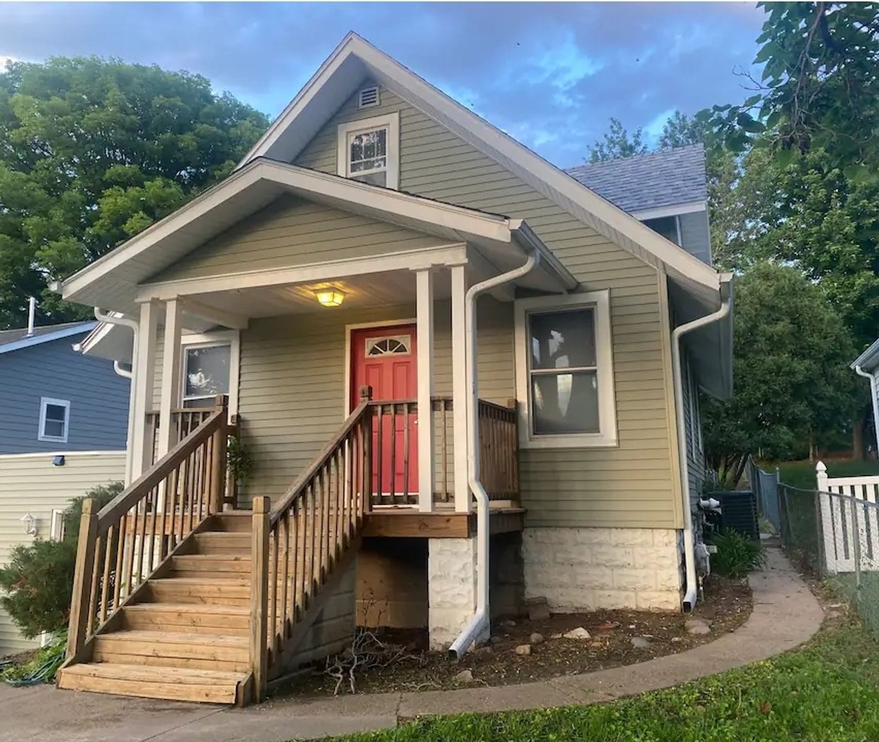 Omaha House: 1917 S 63rd St