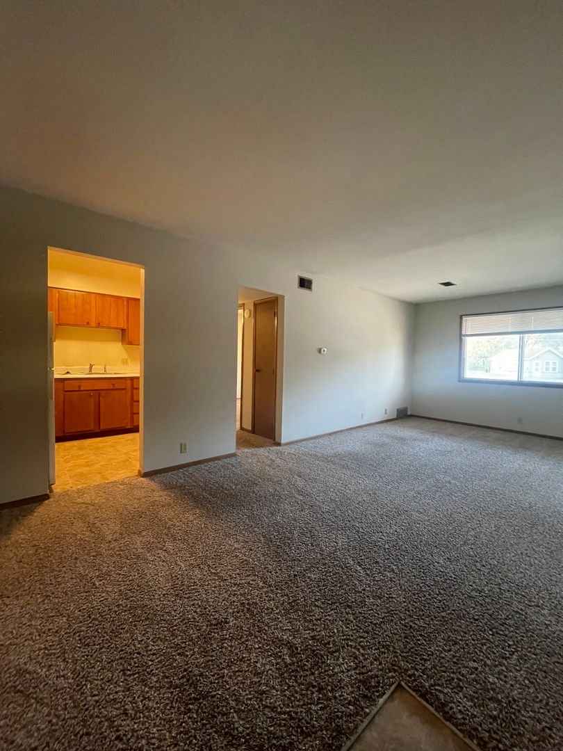 Omaha Apartment: 8002 Blondo Plaza