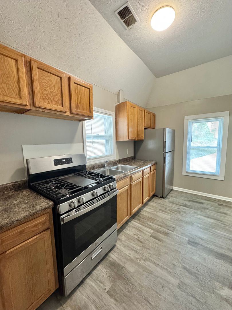 Omaha Apartment: 1305 S 32nd Street