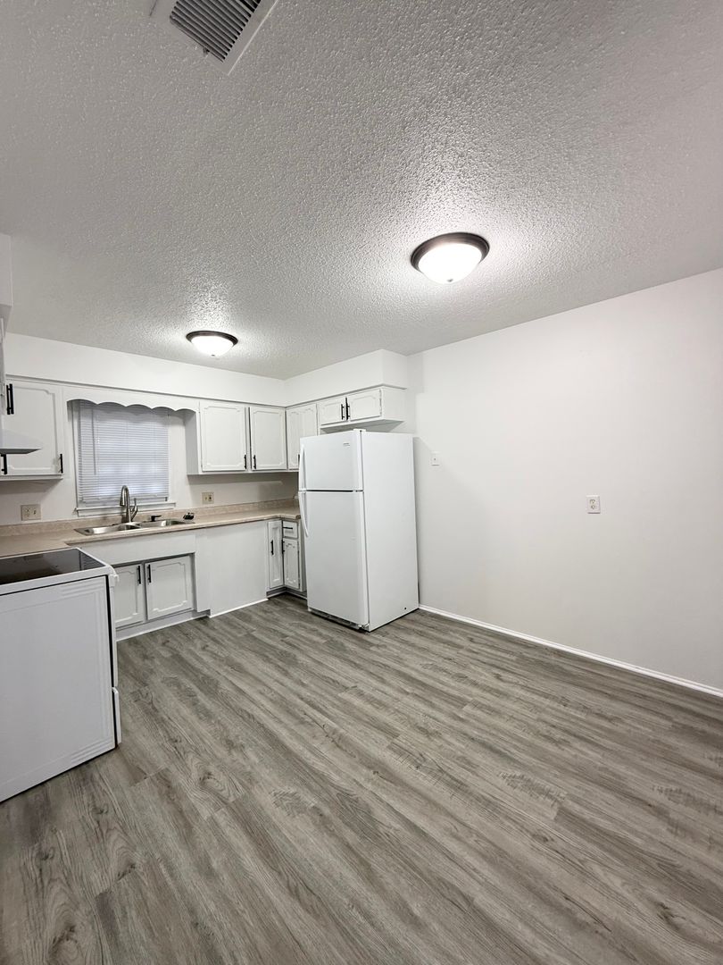 Omaha Apartment: 4918 Ames Ave