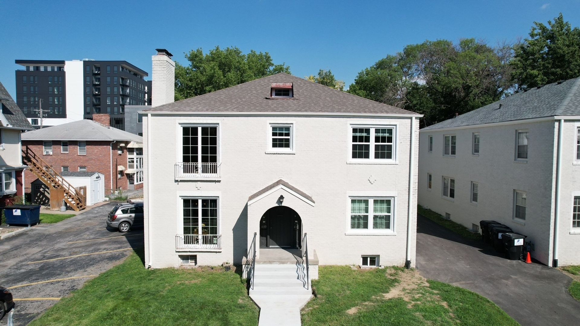 Omaha House: 411 S 38th Ave