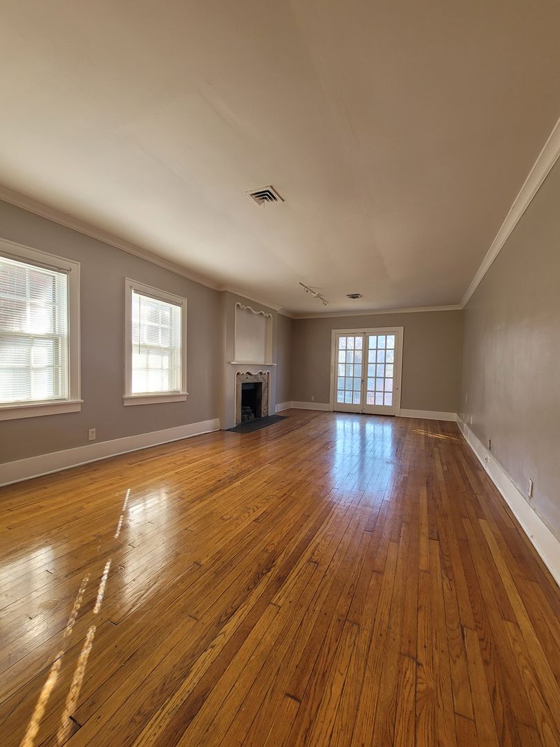 Omaha House: 419 S 38th Avenue