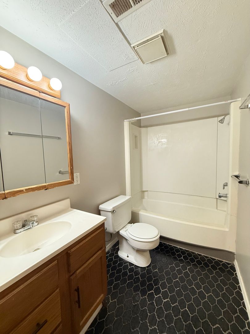 Omaha Apartment: 3915 N 70th Circle