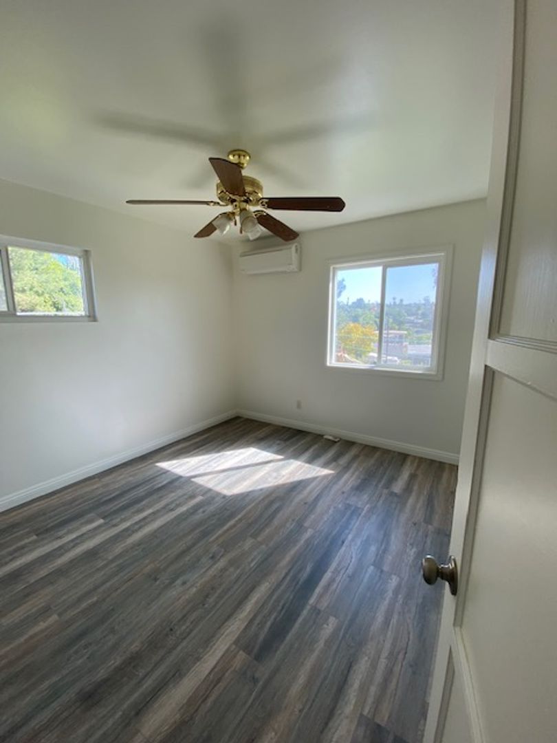 La Mesa Apartment: 6131-33 W. Manor Dr