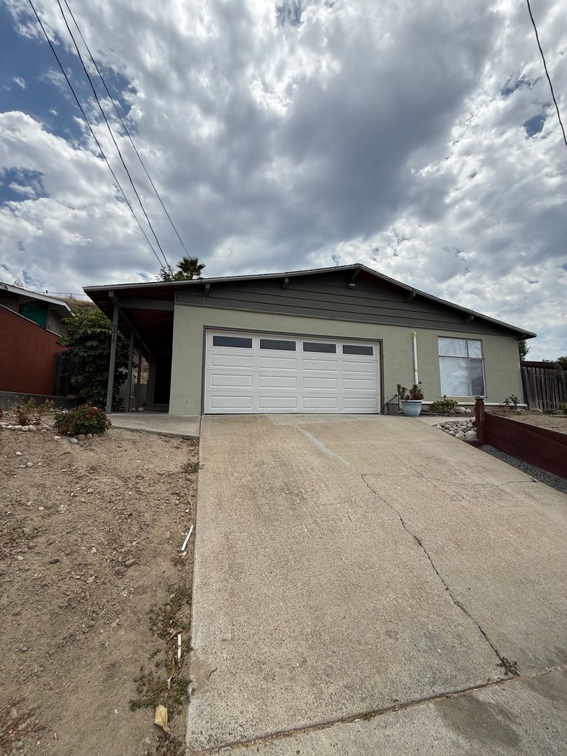 Santee House: 9219 Fanita Rancho Rd.