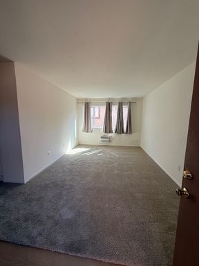 Spacious 2 bedroom/2 Bathroom Home close to Dining and Shopping – photo 1