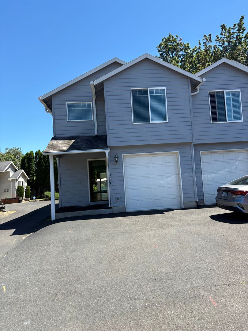 Gresham House: 204 SE Kane