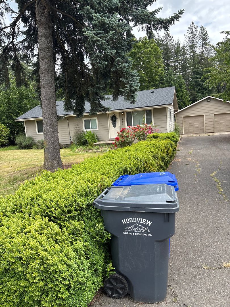 Sandy House: 14462 se Bluff Rd