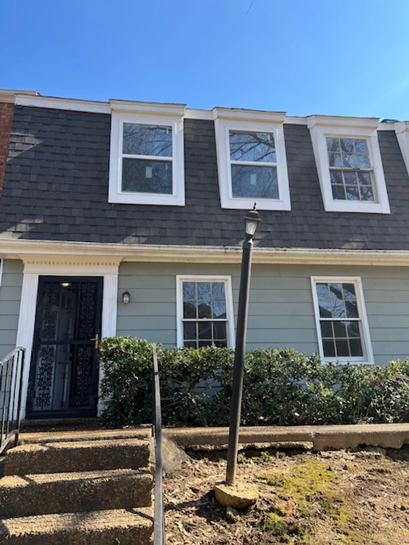 Bartlett House: 3361 Coachouse Cv