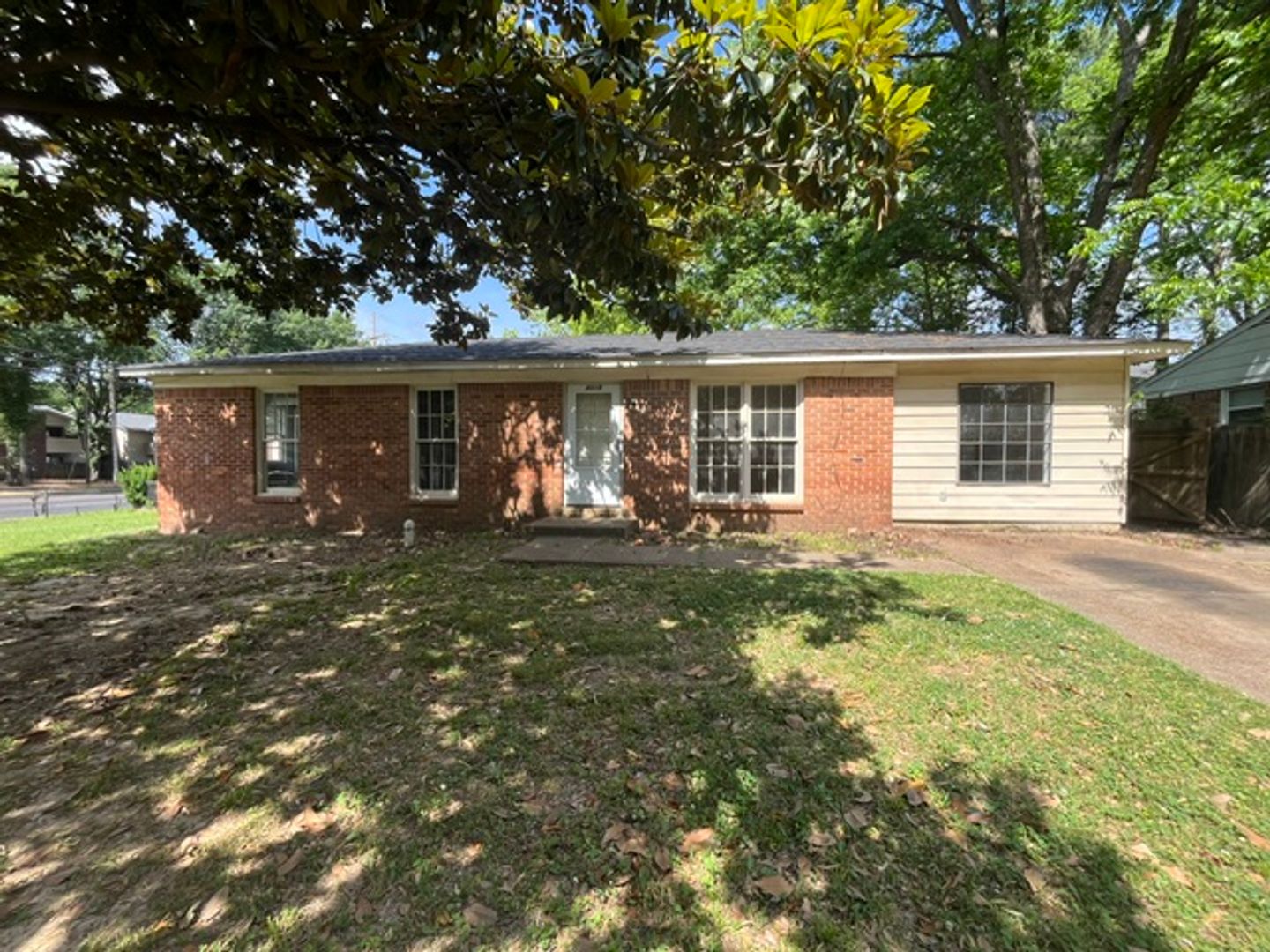 Southaven House: 8015 Pinebrook