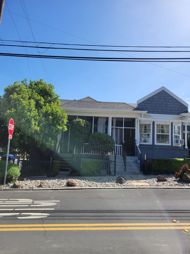 Martinez House: 403 Talbart #B