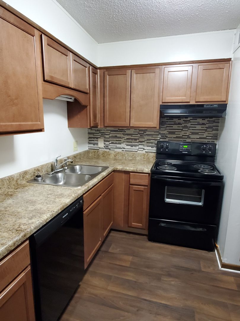 Dothan Apartment: 106 Castle Drive