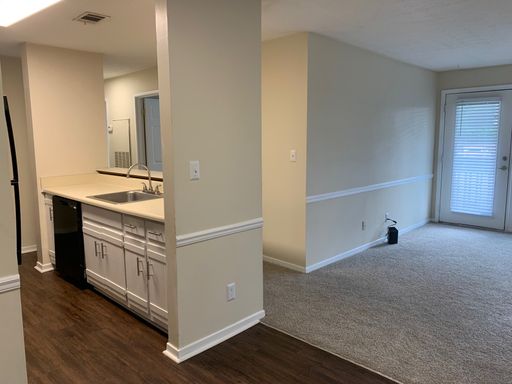 Spacious apartment living at it's finest! – photo 1