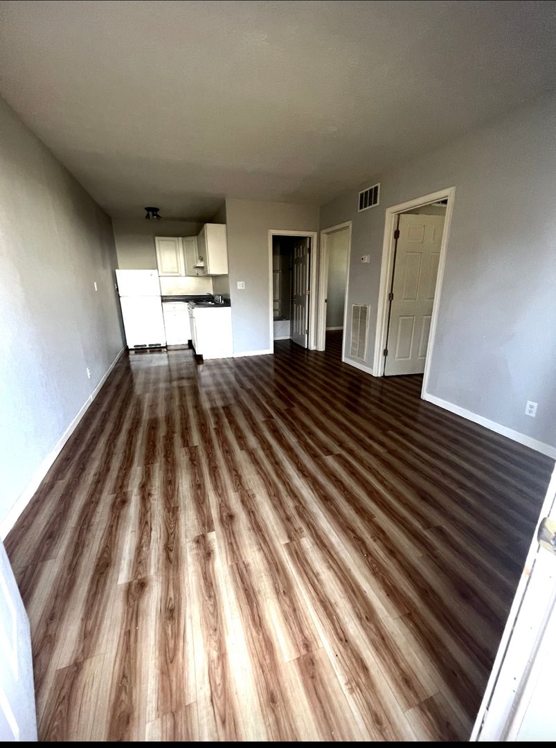 Muncie Apartment: 102-116 N Manhattan Ave