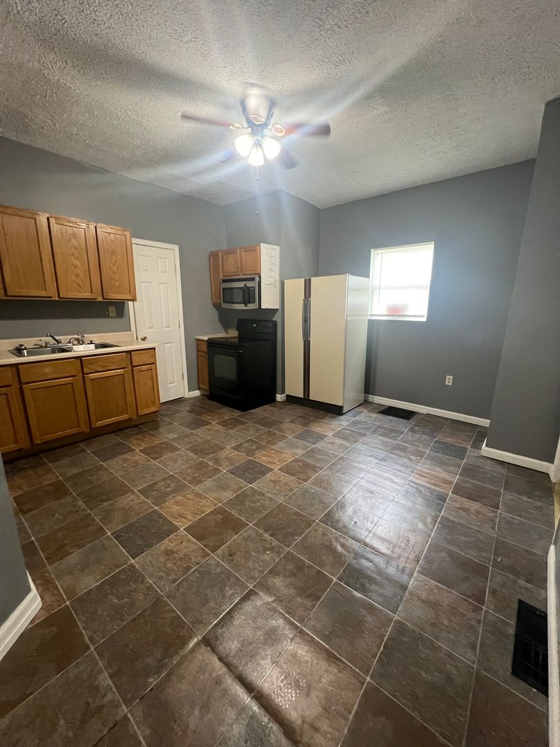 Muncie Apartment: 520 N. Alameda Ave
