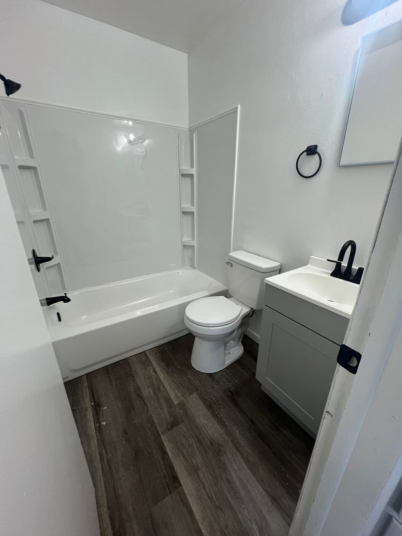 New Castle Apartment: 815 Crescent drive