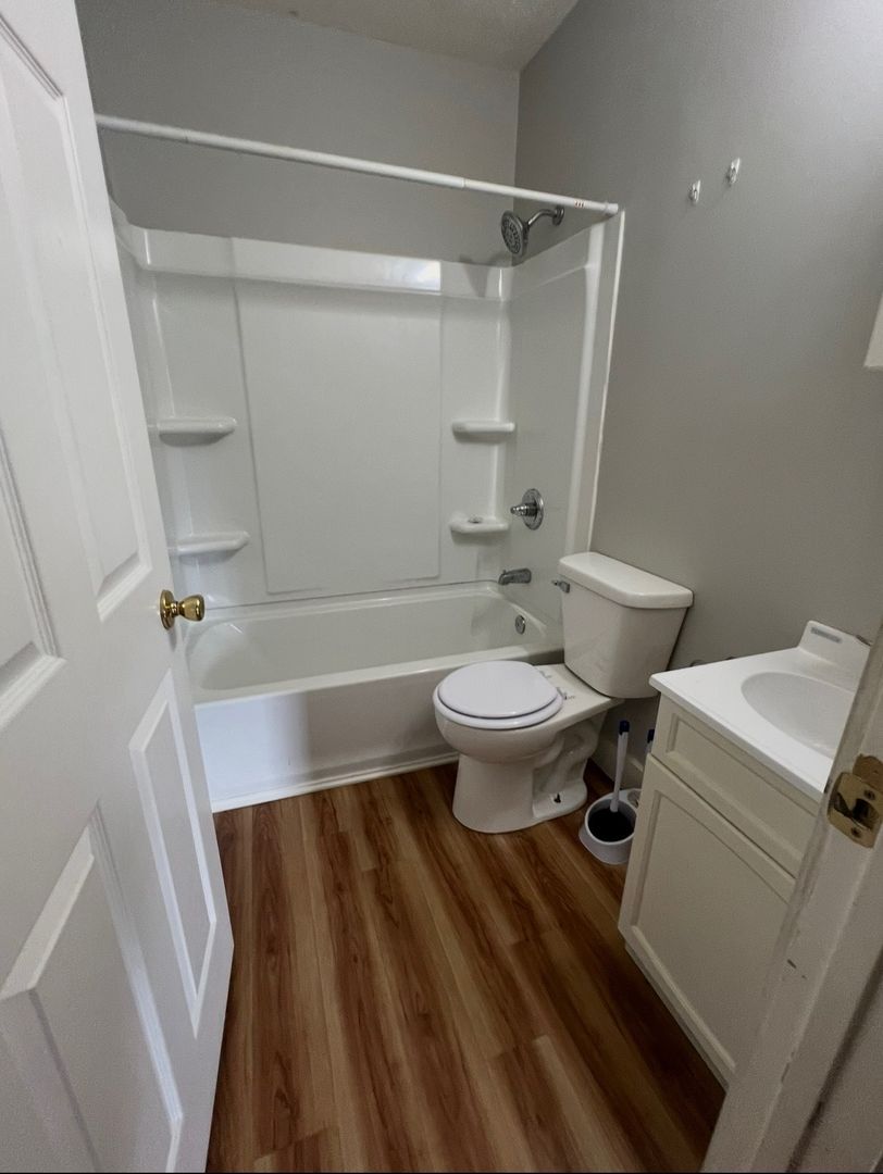 Muncie Apartment: 102-116 N Manhattan Ave